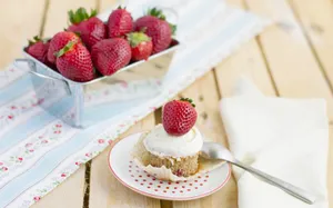 Scrumptious Spring Desserts With Fresh Berries Wallpaper