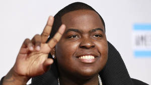 Sean Kingston Flashing A Peace Sign Wallpaper