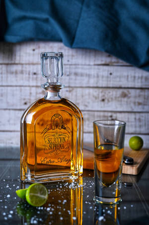 Seleccion Suprema Tequila And Whiskey Glass Wallpaper