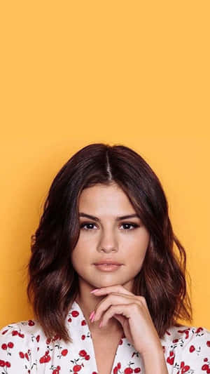 Selena Gomez Looks Beautiful While Glancing At Her New Iphone Wallpaper