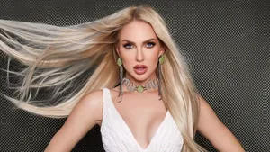 Selling Sunset Star Glamorous Look Wallpaper