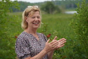 Senator Tammy Baldwin Applauding With A Smile Wallpaper