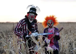 Seo Celebrate The Fall With A Frightful Trip Through A Haunted Corn Maze Wallpaper