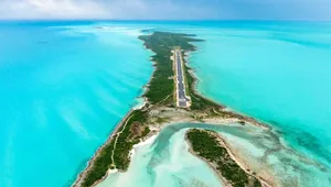 Serene Bahamas Island Beach Wallpaper