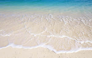 Serene Beach Waves Preppy Style Wallpaper