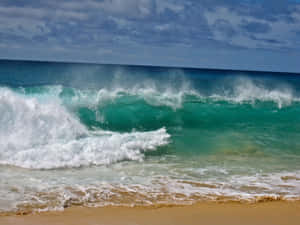 Serene Beach Waves Wallpaper