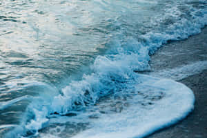 Serene Blue Wave Cresting Wallpaper