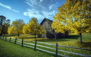 Serene Fall Barn Scene Wallpaper