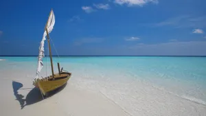 Serene Maldives Beachscape Wallpaper