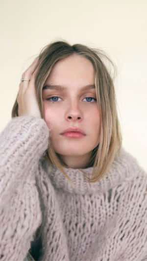 Serene Portraitin Knitwear Wallpaper