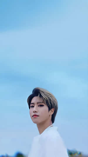 Serene Sky Portrait Han Jisung Wallpaper