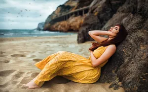 Serene Sunrise At The Shoreline Wallpaper