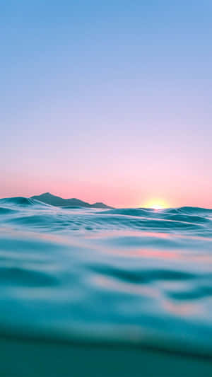 Serene Sunset Ocean Waves Wallpaper