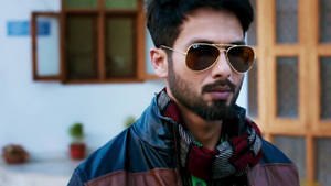 Serious Shahid Kapoor Wearing Glasses Wallpaper