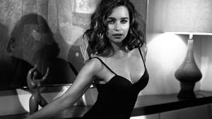 Sexy Gal Emilia Clarke Wallpaper