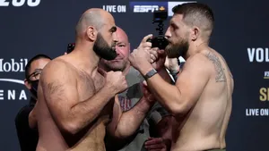 Shamil Abdurakhimov And Chris Daukaus Ufc Face-off Moment Wallpaper