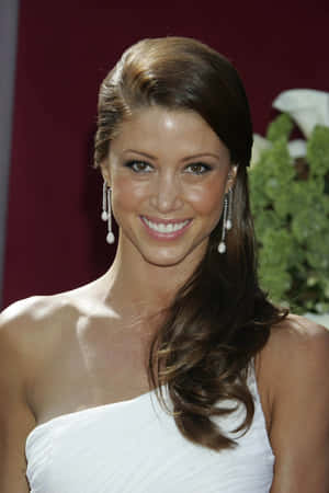 Shannon Elizabeth Posing Elegantly At An Event Wallpaper