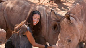 Shannon Elizabeth Posing In A Mesmerizing Setting Wallpaper