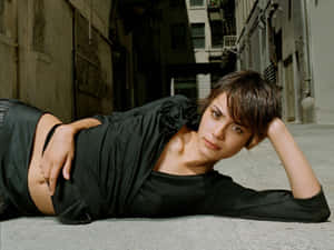 Shannyn Sossamon Enchanting Portrait Wallpaper