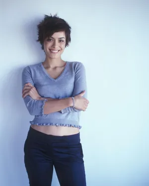 Shannyn Sossamon Pose In Stylish Attire Wallpaper