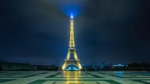 Share The Love And Romance Of Paris Wallpaper
