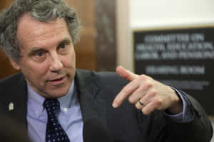 Sherrod Brown Displaying His Wedding Ring Wallpaper