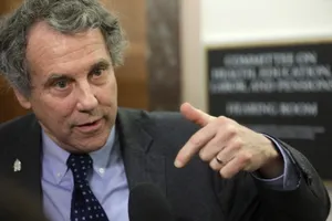 Sherrod Brown Displaying His Wedding Ring Wallpaper