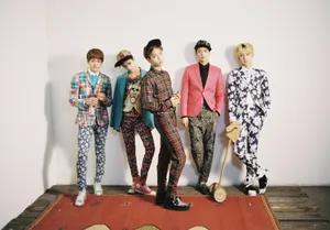 Shinee Quirky Clothes Wallpaper