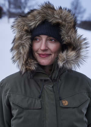 Shivering Woman Smiling [wallpaper] Wallpaper