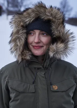 Shivering Woman Smiling [wallpaper] Wallpaper