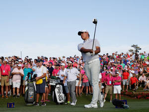 Si Woo Kim And Spectators Wallpaper