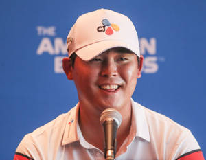 Si Woo Kim Smiling During Interview Wallpaper