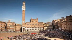 Siena Piazza Del Campo With Tourists Wallpaper
