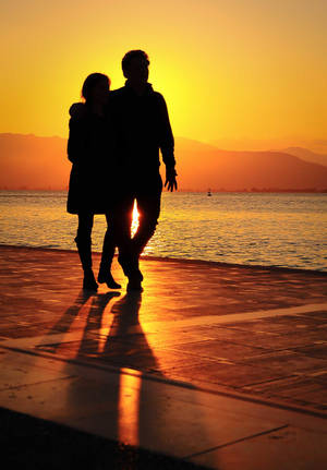 Silhouette Sunset Couple Wallpaper