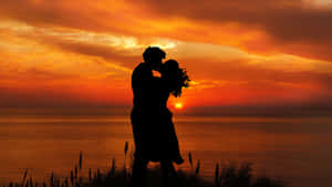 Silhouette Sunset Embrace Wallpaper