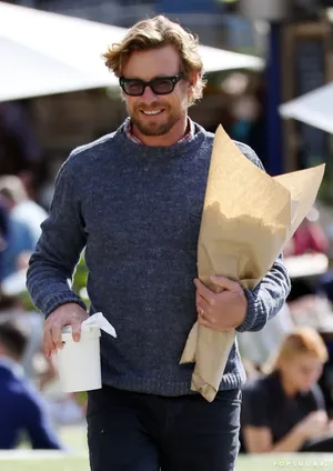 Simon Baker Casual Outing With Flowers Wallpaper