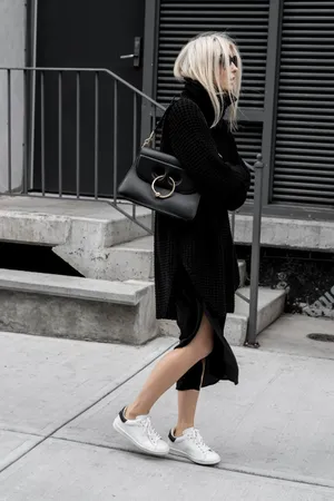 Simplistic Elegance In Minimalist Fashion Wallpaper