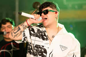 Singer Performance Green Sunglasses Wallpaper