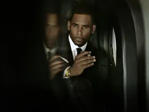 Singer R Kelly In Black Suit Wallpaper