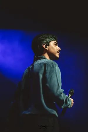 Singerin Bluewith Microphone Wallpaper