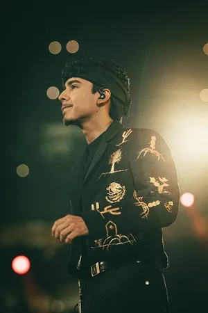 Singerin Embroidered Jacketon Stage Wallpaper