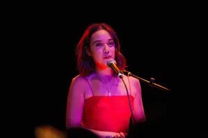 Singerin Red Dressat Microphone Wallpaper