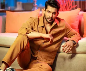 Sitting Sidharth Shukla In Bronze Outfit Wallpaper