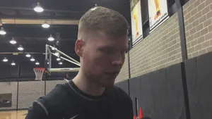 Skip Dribble Davis Bertans Wallpaper