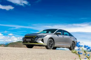 Sleek And Charismatic Dongfeng Aeolus Yixuan Wallpaper