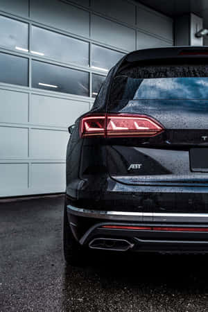 Sleek And Luxurious Volkswagen Touareg Under The City Lights Wallpaper