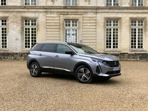 Sleek And Stylish Peugeot 5008 In Motion Wallpaper