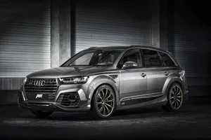 Sleek Audi Q7 On The Open Road Wallpaper