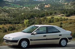 Sleek Citroen Xantia Moving On The Highway Wallpaper