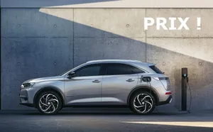 Sleek Ds 7 Crossback E-tense Gliding On The Road Wallpaper